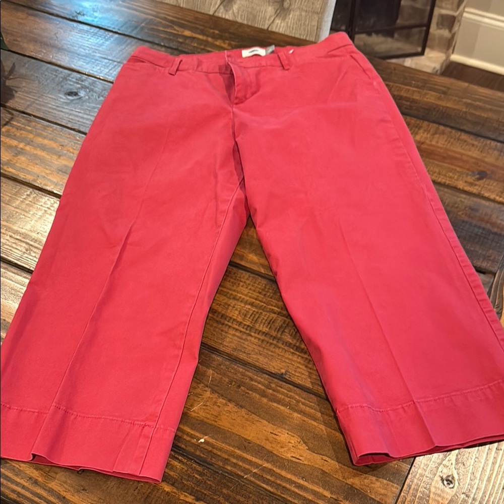 Old Navy Women's Cropped Pants in Red. Excellent condition. Size 8